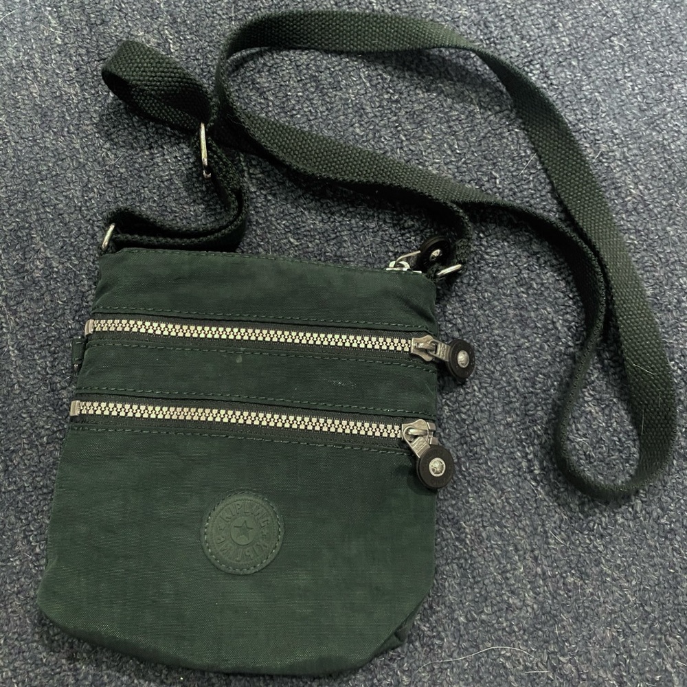 Kipling Alvar small cross body bag. Hunter green.